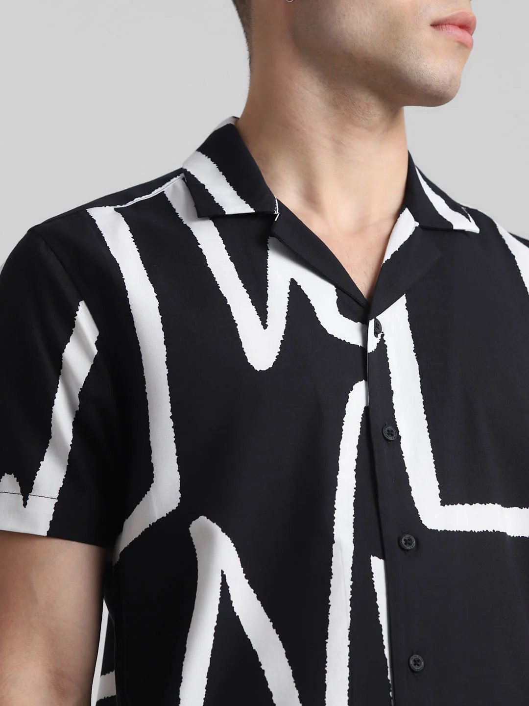 Black Abstract Print Short Sleeves Shirt - Image 5