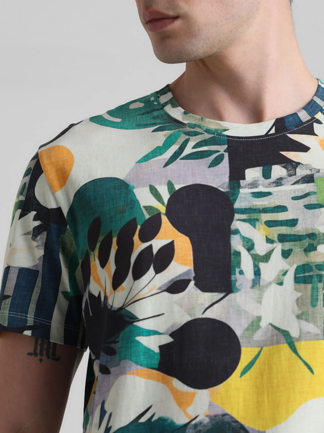 White Tropical Print T-shirt - Image 5