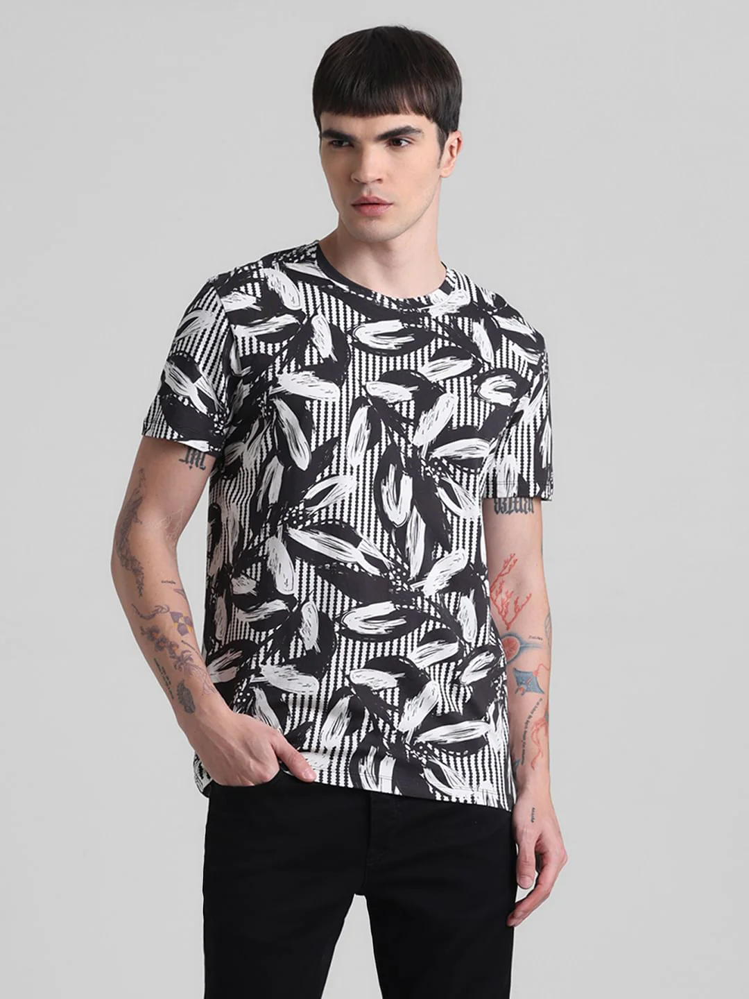 Black Printed Crew Neck T-shirt - Image 2