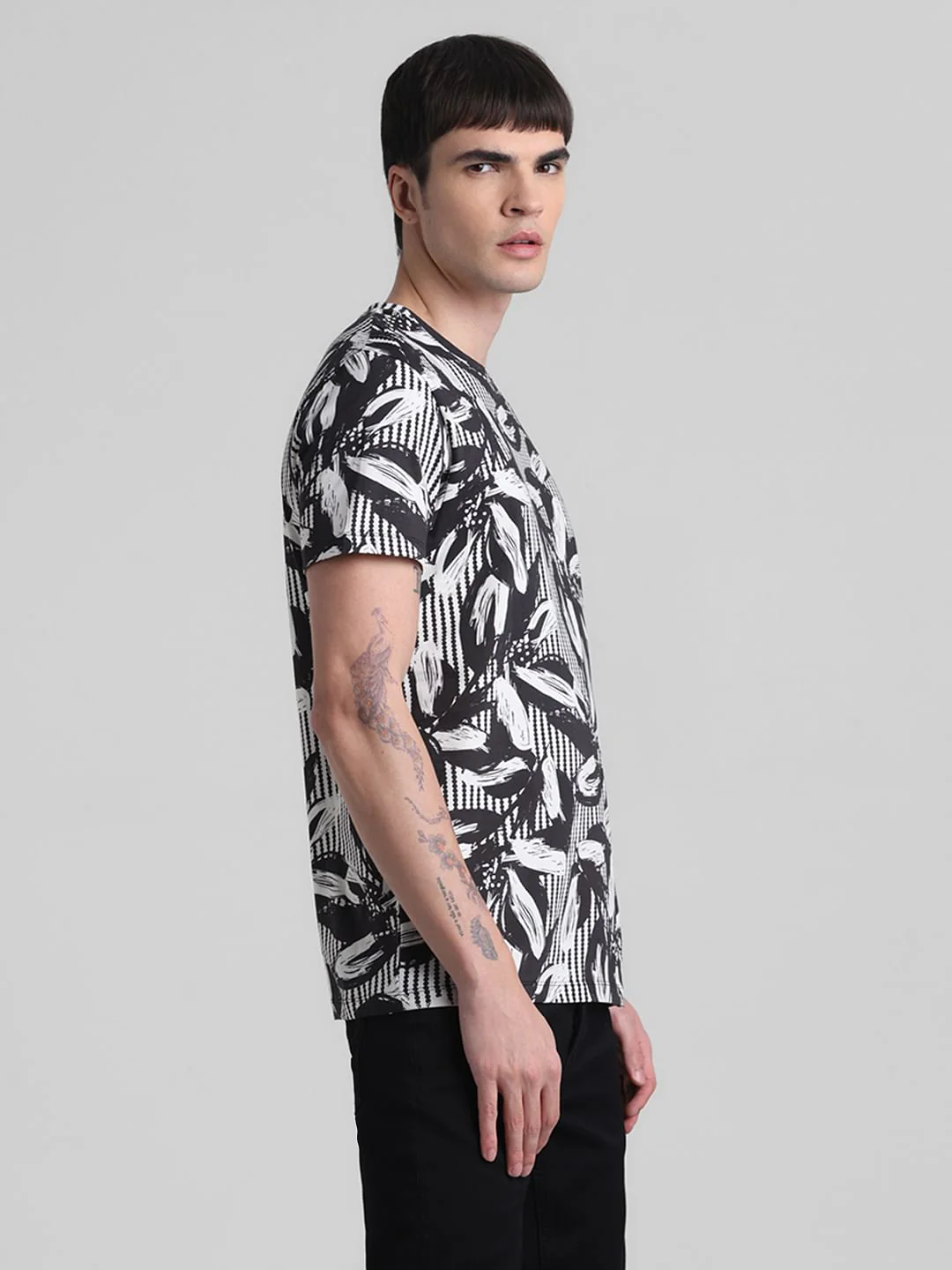 Black Printed Crew Neck T-shirt - Image 3