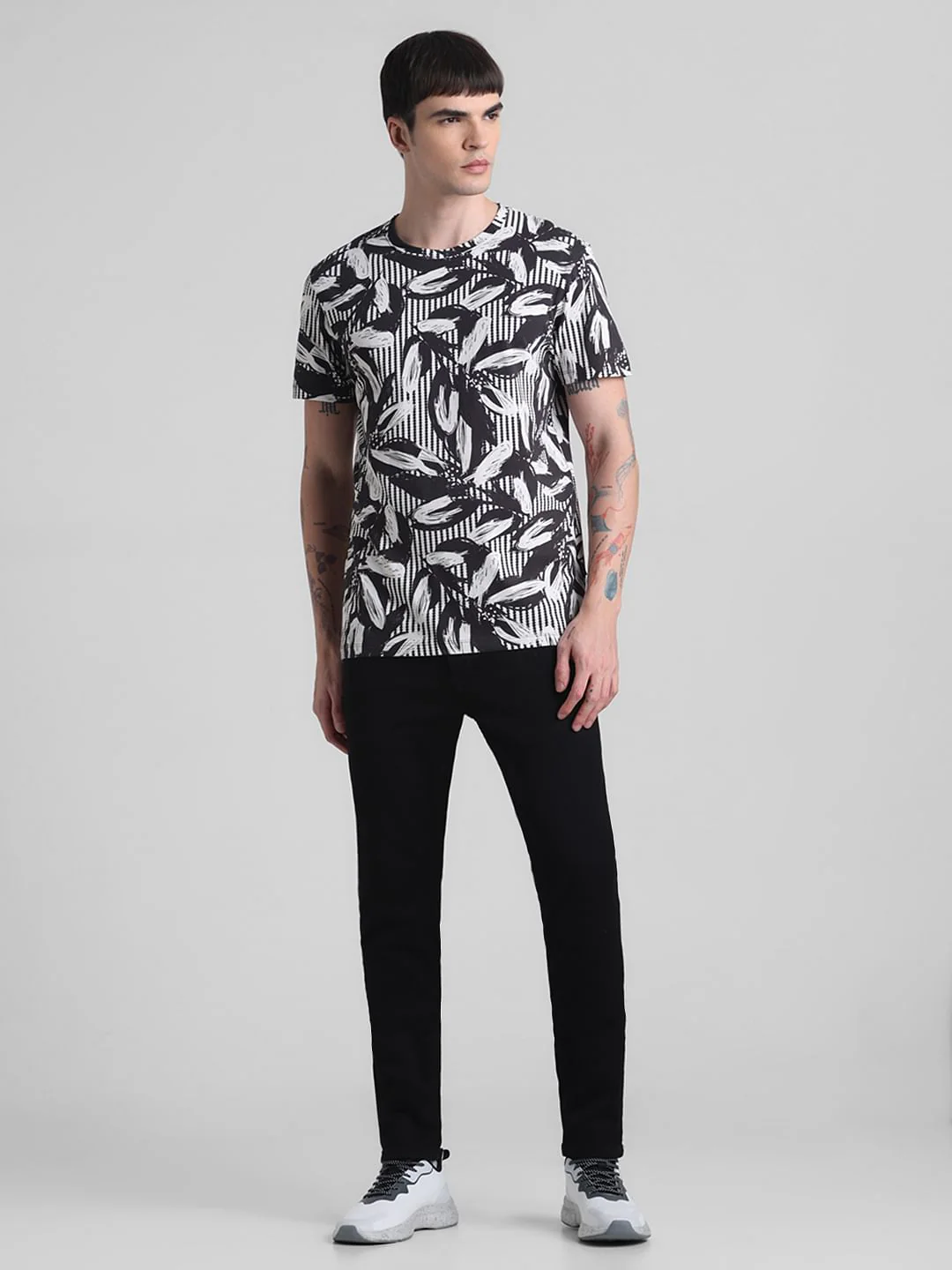 Black Printed Crew Neck T-shirt - Image 6