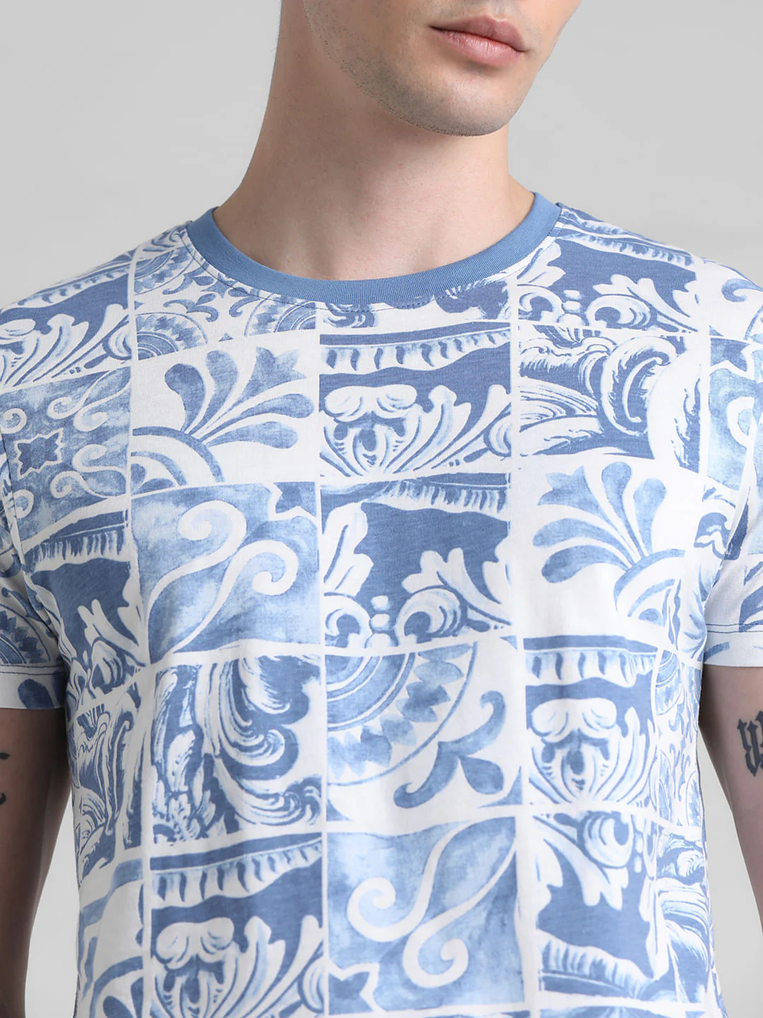Blue Tile Graphic Print T-shirt - Image 5