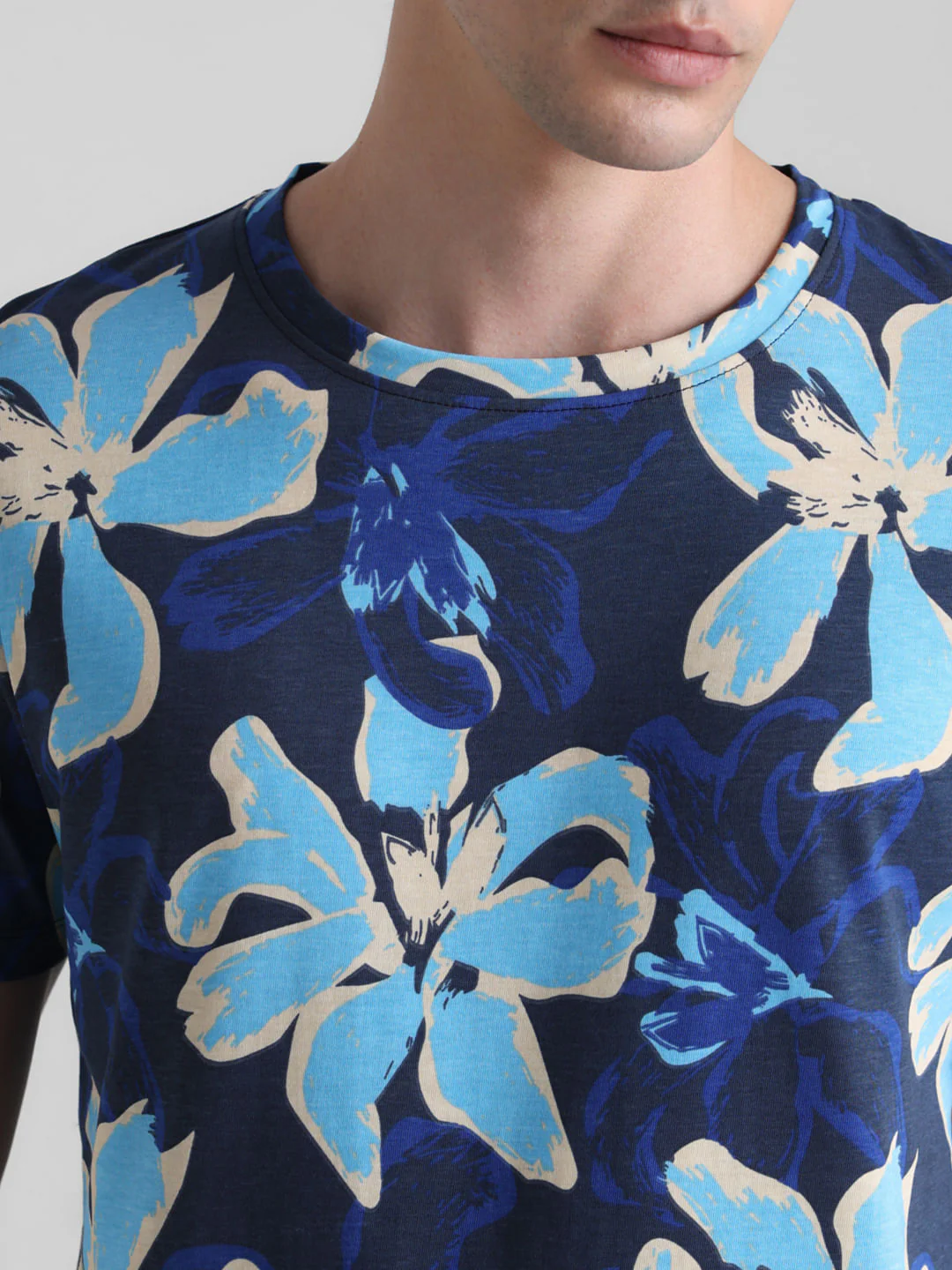 Blue Floral Crew Neck T-shirt - Image 5