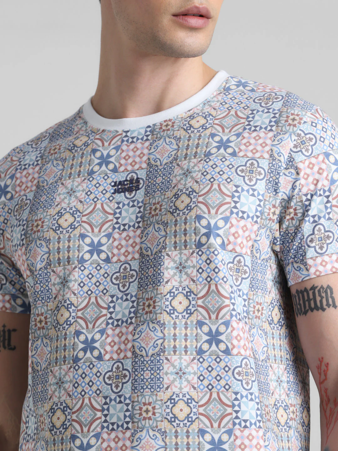 Abstract Tile Printed T-shirt - Image 5