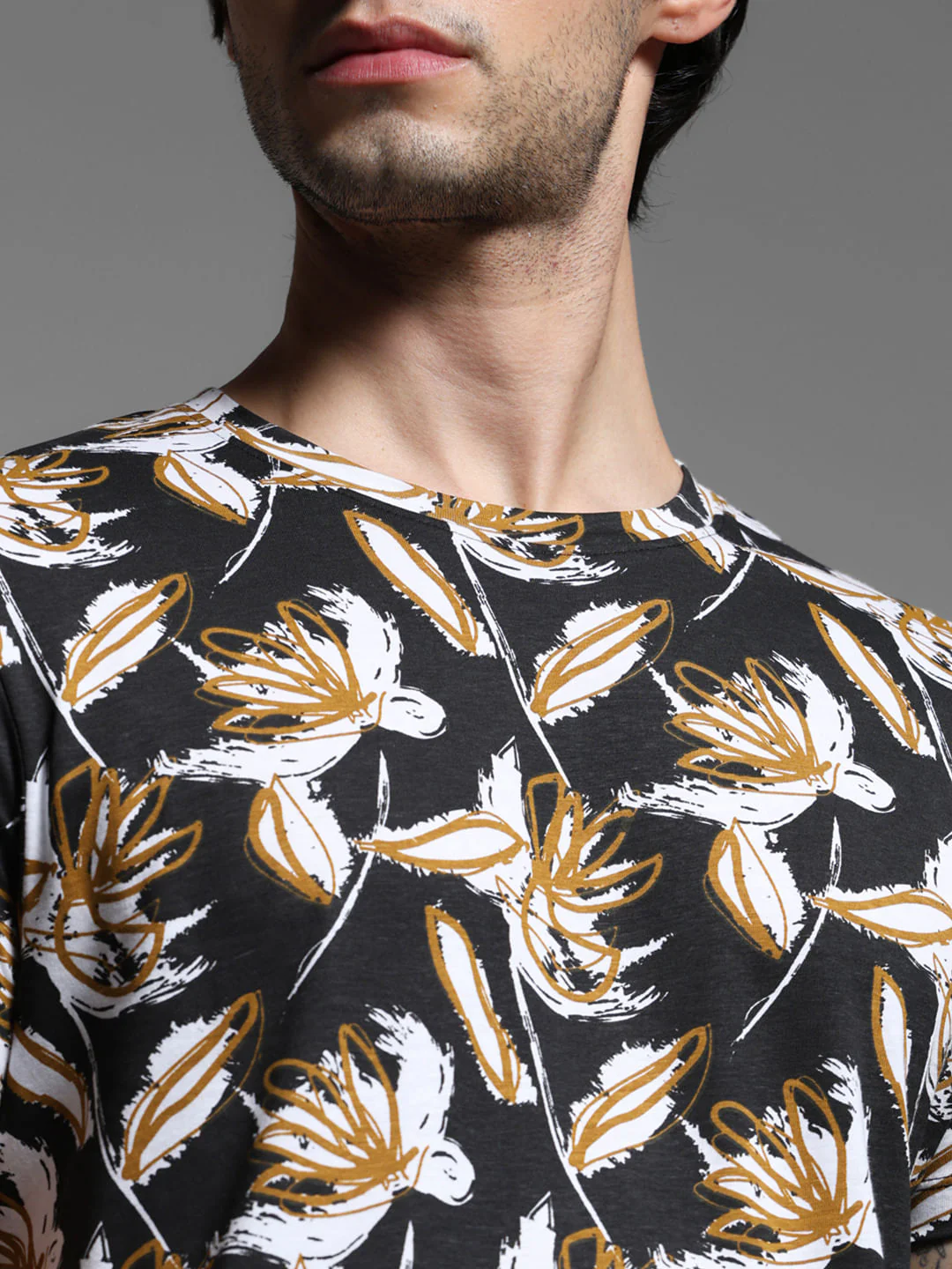Black Abstract Print Crew Neck T-shirt - Image 5