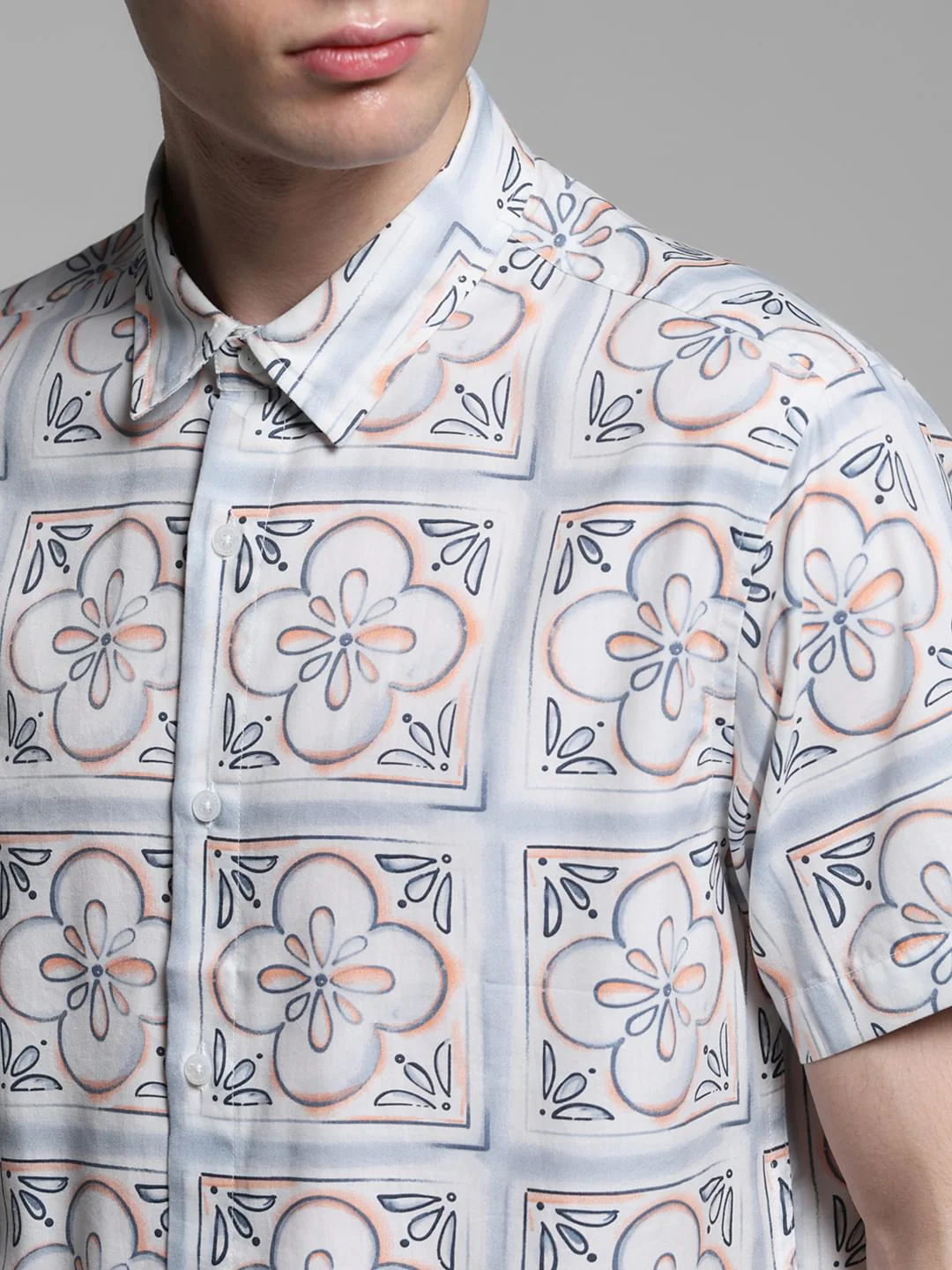 White Abstract Print Short Sleeves Shirt - Image 5