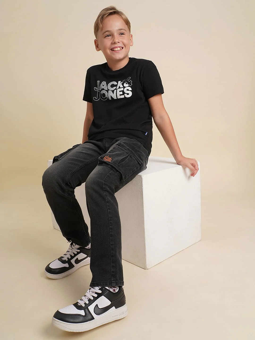 Boys Black Mid Rise Loose Fit Jeans